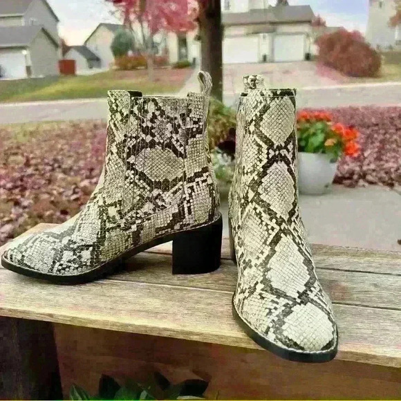 New NORDSTROM LEATHER Snakeskin Style Booties - So Cute! Size 6 MSRP: $89.00 - Picture 14 of 15